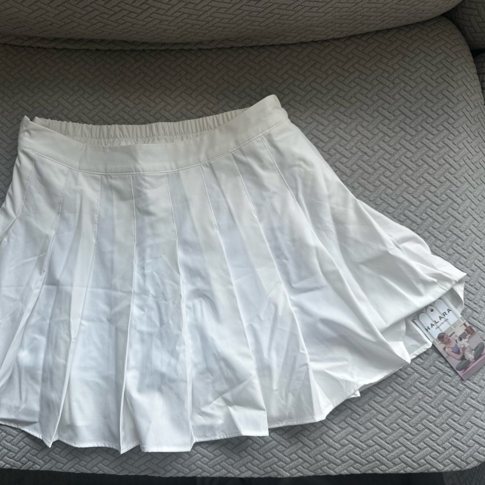 HALARA White Pleated Tennis Skirt